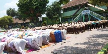 Keluarga besar MTsN 4 Sragen laksanakan Sholat Istisqo