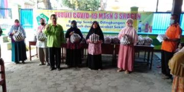Peduli Covid-19 MTs N 3 Sragen Berbagi Sembako Kepada Siswa dan Masyarakat Lingkungan Sekitar