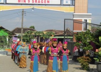 Tari Gambyong Awali Kirab Wisuda MIN 9 Sragen