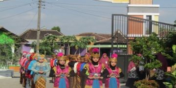 Tari Gambyong Awali Kirab Wisuda MIN 9 Sragen