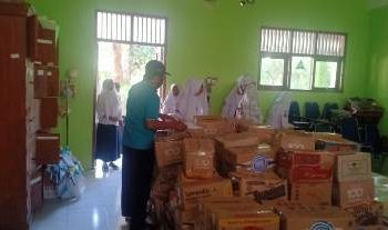 MTs Negeri 5 Sragen Bagikan 150 Paket Sembako  Kepada Keluarga Siswa Terdampak Pandemi Corona