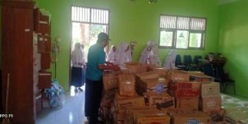MTs Negeri 5 Sragen Bagikan 150 Paket Sembako  Kepada Keluarga Siswa Terdampak Pandemi Corona