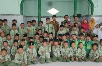 Siswa MIT Amanah Ngrampal Mendapatkan Imunisasi dari Dinas Kesehatan Sragen