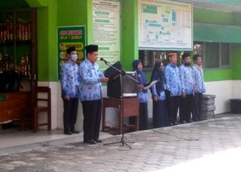 Guru dan Karyawan MTsN 3 Sragen Khitmad Ikuti Upacara Bendera Walau di Tengah Pandemi Covid-19