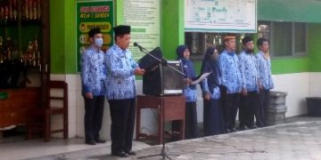 Guru dan Karyawan MTsN 3 Sragen Khitmad Ikuti Upacara Bendera Walau di Tengah Pandemi Covid-19