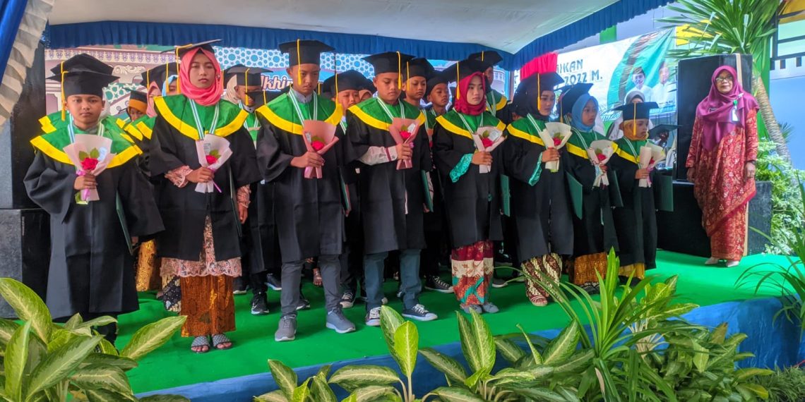 49 Siswa MI Negeri 7 Sragen,  Ikuti Prosesi Wisuda Kelulusan dan Wisuda Tahfidz