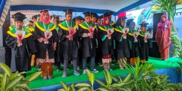 49 Siswa MI Negeri 7 Sragen,  Ikuti Prosesi Wisuda Kelulusan dan Wisuda Tahfidz
