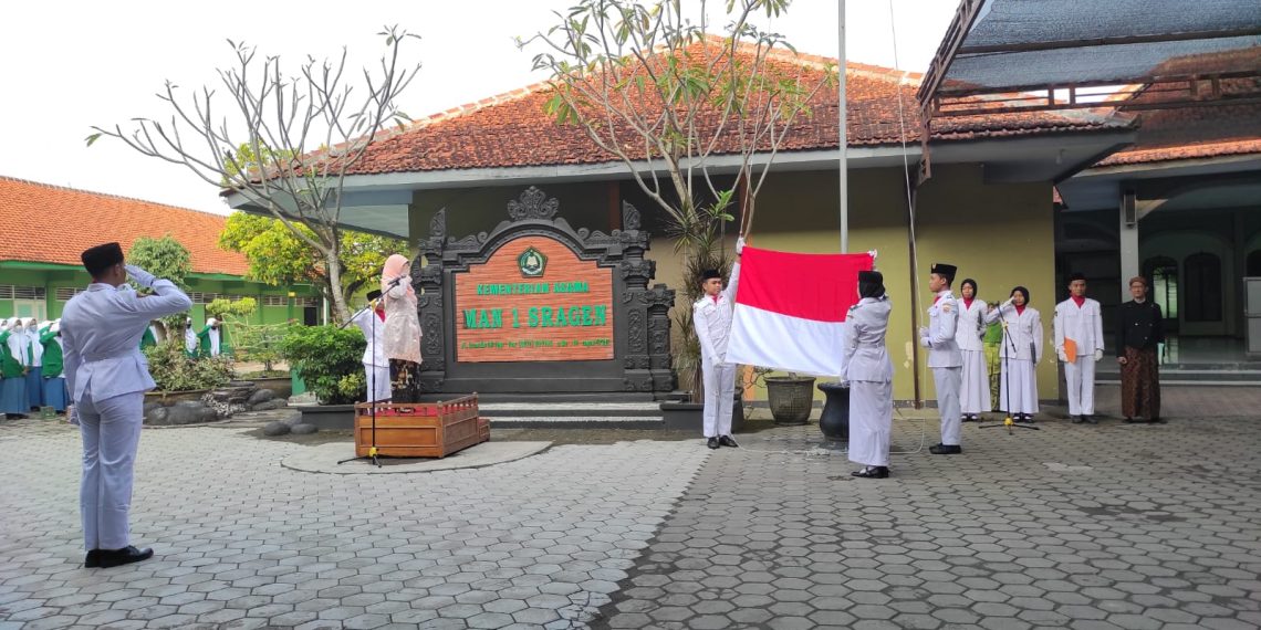 Gelar Upacara HUT Kemerdekaan RI, Guru dan Karyawan MAN 1 Sragen Kenakan Pakaian Adat