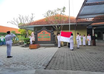 Gelar Upacara HUT Kemerdekaan RI, Guru dan Karyawan MAN 1 Sragen Kenakan Pakaian Adat