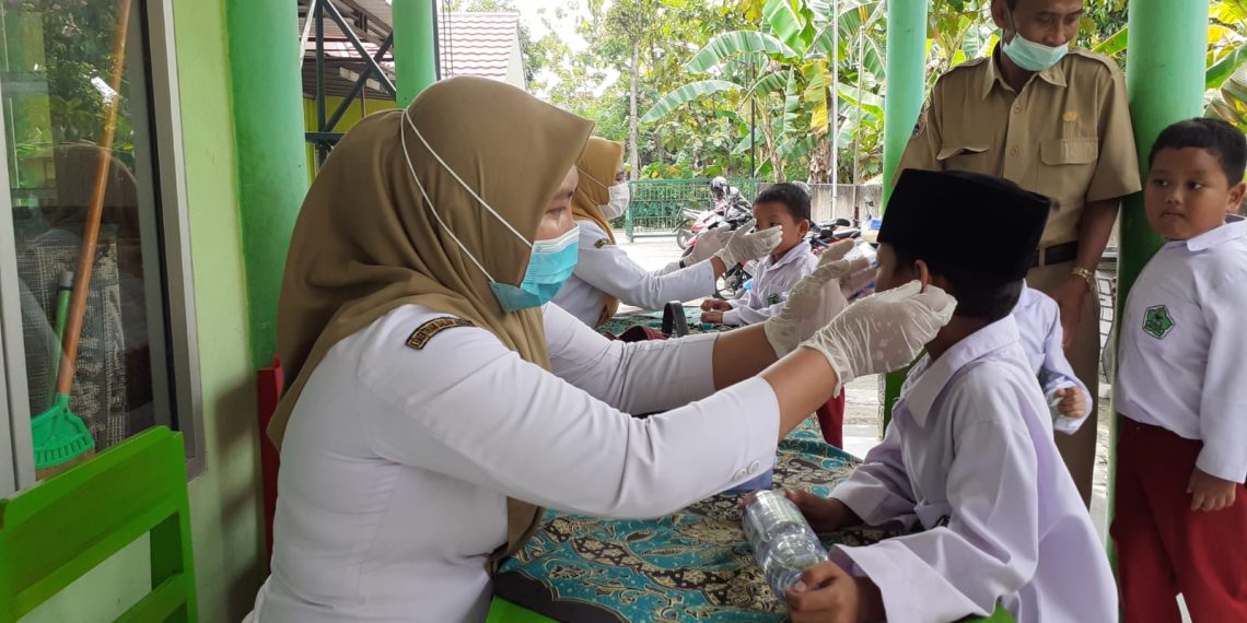 Kerja Sama dengan Puskesmas, MIT Amanah Ngrampal Adakan Penjaringan dan Pemberian Obat Cacing