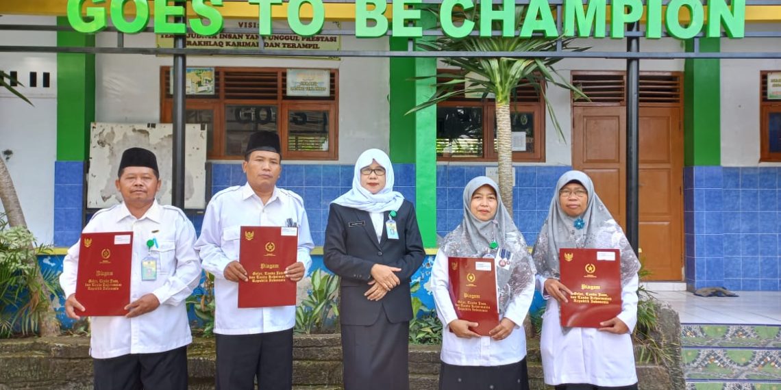 7 ASN MIN 7 Sragen Terima Anugerah Satyalancana Karya Satya