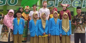Sosialisasi Kelas Unggulan dan Penguatan Literasi Bahasa Inggris MTsN 4 Sragen Hadirkan Bule dari Inggris