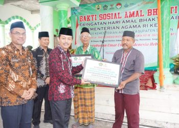 Semarak HAB Kemenag ke 77, Kakanwil Serahkan Plakat Perbaikan RTLH