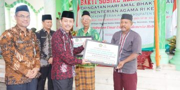 Semarak HAB Kemenag ke 77, Kakanwil Serahkan Plakat Perbaikan RTLH