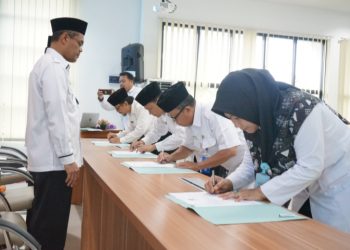 Pejabat dan Kepala Madrasah Negeri di Lingkungan Kankemenag Sragen Tandatangani Perkin dan Pakta Integritas