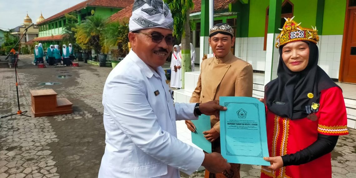 Kepala MTsN 2 Sragen Berikan Penghargaan Kepada 10 Peserta dengan Busana Adat Nusantara Terbaik