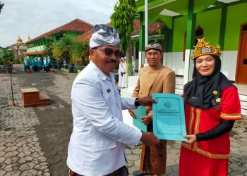 Kepala MTsN 2 Sragen Berikan Penghargaan Kepada 10 Peserta dengan Busana Adat Nusantara Terbaik