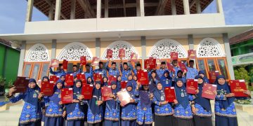 36 ASN MTs Negeri 1 Sragen Terima Anugerah Satyalancana Karya Satya