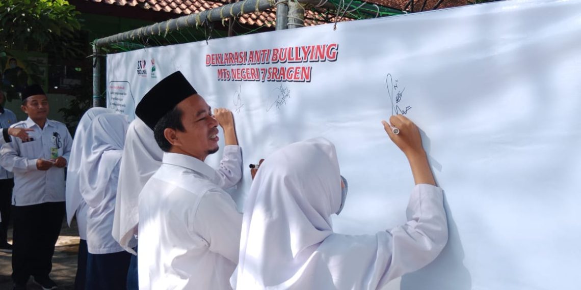 Cegah Bullying, MTsN 7 Sragen Deklarasi Anti Bullying