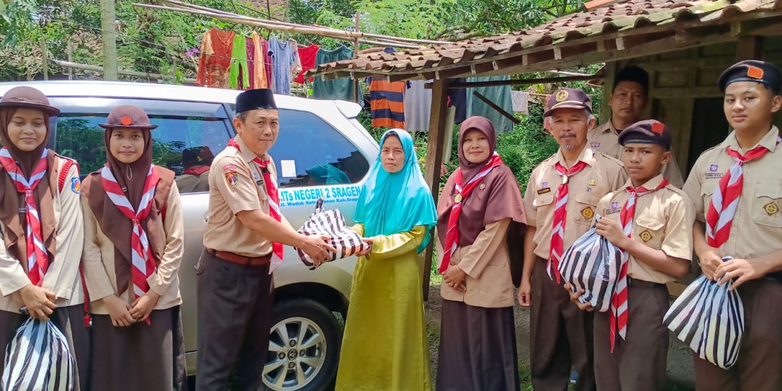 Peringati Hari Lahir Bapak Pandu Dunia, MTsN Sragen Berbakti Sosial ke Warga Sekitar Madrasah