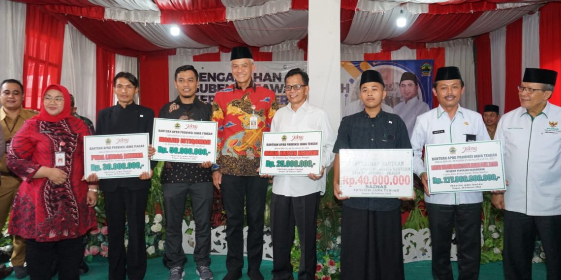 Kakanwil Kemenag Jateng Terima Secara Simbolis Hibah Keagamaan Tahun 2023 dari Gubernur Jateng