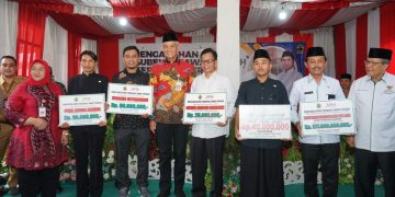 Kakanwil Kemenag Jateng Terima Secara Simbolis Hibah Keagamaan Tahun 2023 dari Gubernur Jateng