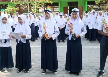 Penyerahan Piala Warnai Puncak Acara HUT ke 78 Kemerdekaan RI di MTsN 7 Sragen