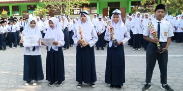 Penyerahan Piala Warnai Puncak Acara HUT ke 78 Kemerdekaan RI di MTsN 7 Sragen