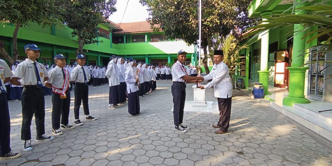 MTs N 6 Sragen Raih 2 Trophy Gerak Jalan
