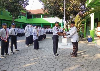 MTs N 6 Sragen Raih 2 Trophy Gerak Jalan