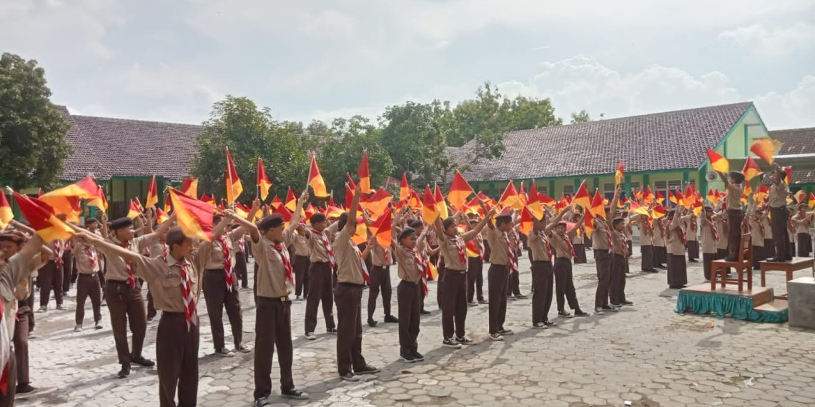 Pramuka MTsN 8 Sragen Gelar Latihan Semaphore