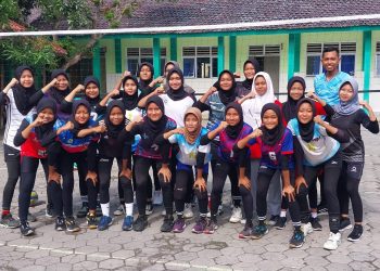 Tingkatkan Sinergitas dan Sportifitas, MTsN 8 Sragen Gelar Sparing Bola Voli Putri