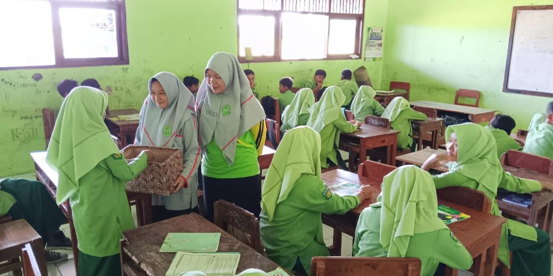 Sambut Baden Powell Day, MTsN 8 Sragen Adakan Bumbung Kemanusiaan