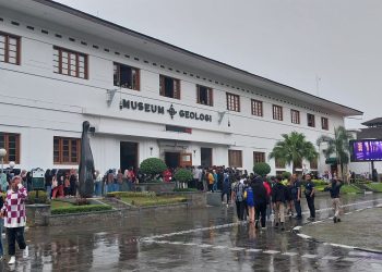 Perdalam  Pengetahuan Tentang Kehidupan Masa Lampau, Siswa MTsN 8 Sragen Kunjungi Museum Geologi Bandung