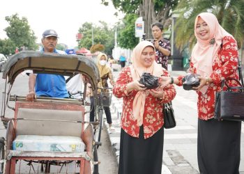 Tebar Kebaikan di Bulan Berkah, DWP Kankemenag Sragen Bagi Sembako dan Takjil