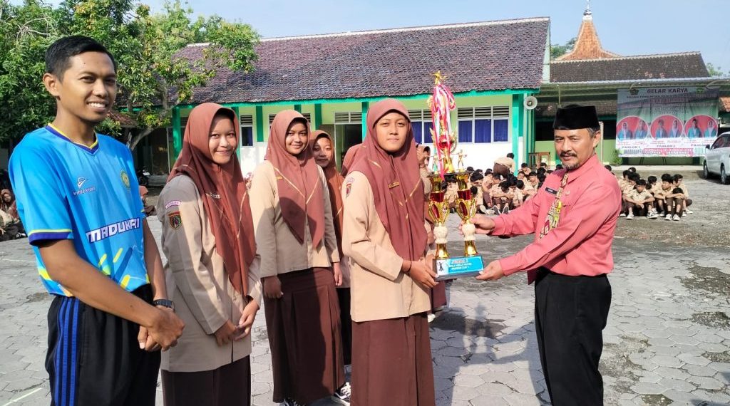 MTsN 8 Sragen Gelar Apel Pagi dan Penyerahan Piagam Penghargaan