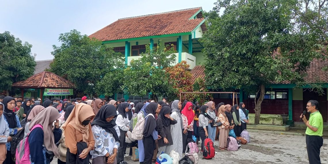 Keceriaan Warnai Pelepasan Study Tour Siswa MTsN 8 Sragen