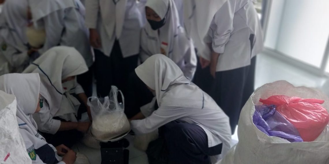 Zakat Fitrah Tanamkan Ketaqwaan dan Asah Empati Siswa MTsN 8 Sragen