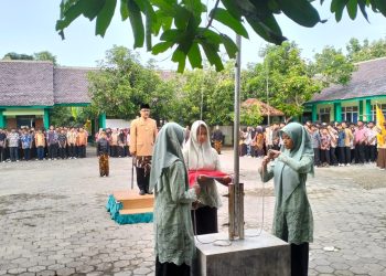 MTsN 8 Sragen Gelar Upacara Hardiknas Sekaligus Pelantikan Pengurus OSIS