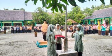 MTsN 8 Sragen Gelar Upacara Hardiknas Sekaligus Pelantikan Pengurus OSIS