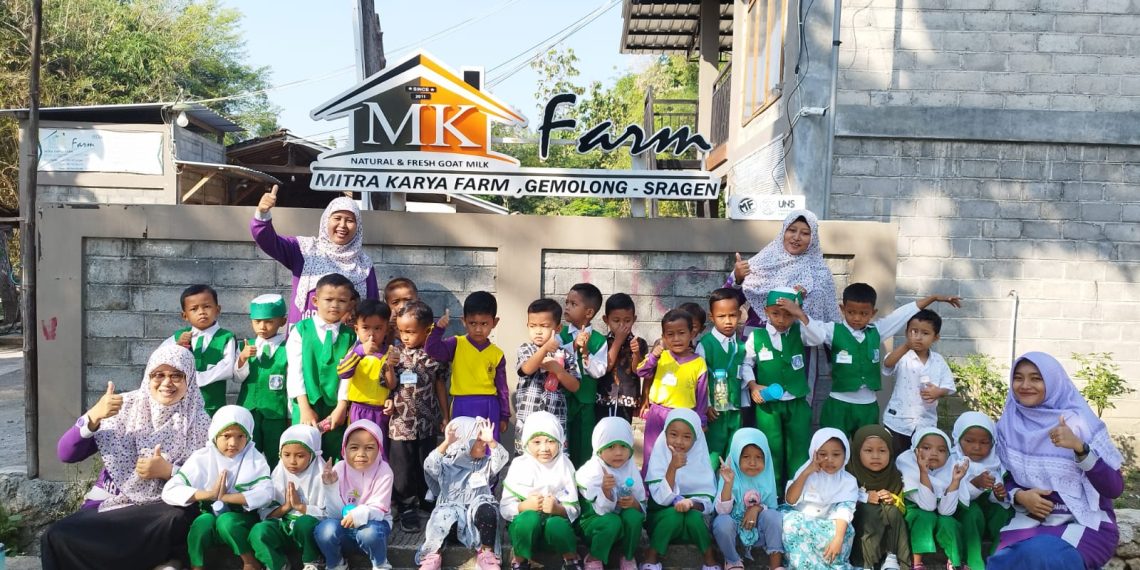 Siswa RA Bakti Purworejo Gemolong Belajar Sambil Bermain di Kandang Sapi MK Farm