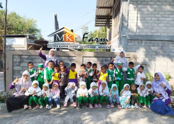 Siswa RA Bakti Purworejo Gemolong Belajar Sambil Bermain di Kandang Sapi MK Farm