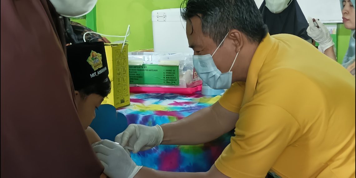 Siswa MIT Amanah Ngrampal Semangat Ikuti Imunisasi