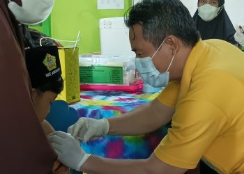 Siswa MIT Amanah Ngrampal Semangat Ikuti Imunisasi