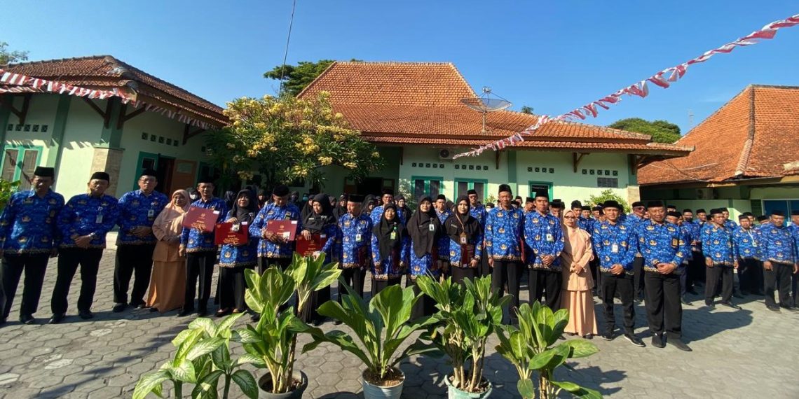Peringati HUT Kemerdekaan RI ke 79, Kantor Kementerian Agama Kabupaten Sragen Serahkan 137 Satya Lencana