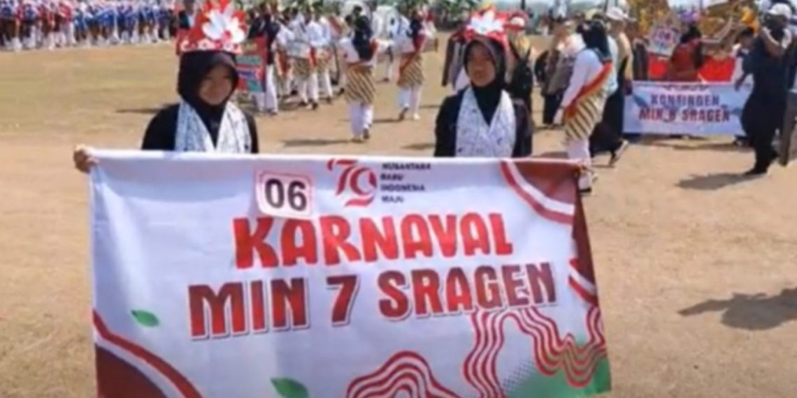 MIN 7 Sragen Raih Juara 1 Karnaval Kategori Jalan Kaki Pada HUT Kemerdekaan RI Ke-79 Kecamatan Kalijambe