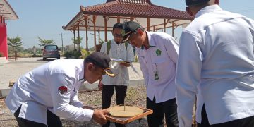 Gerak Cepat, Kankemenag Sragen Lakukan Pengukuran Arah Kiblat Musholla Kelurahan Ngembatpadas