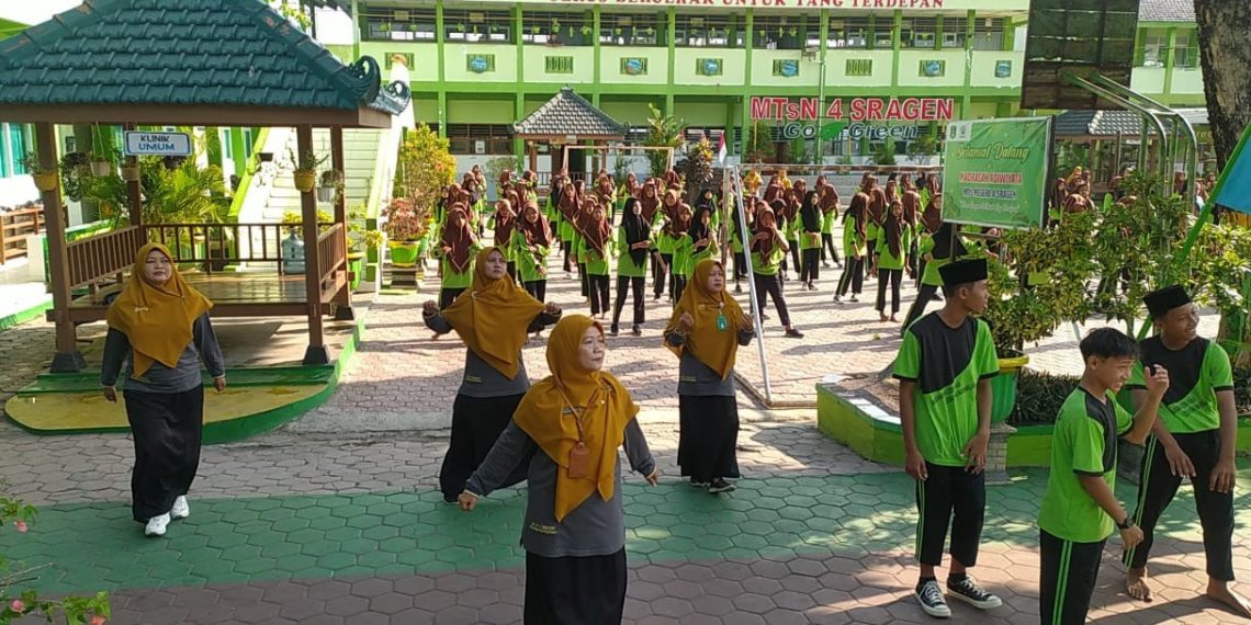 Jaga Kebugaran, MTsN 4 Sragen Rutin Adakan Senam Bersama Guru, Pegawai dan Siswa