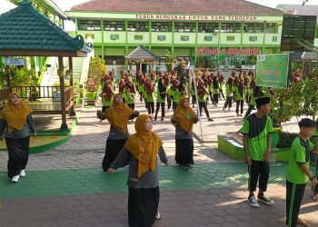 Jaga Kebugaran, MTsN 4 Sragen Rutin Adakan Senam Bersama Guru, Pegawai dan Siswa