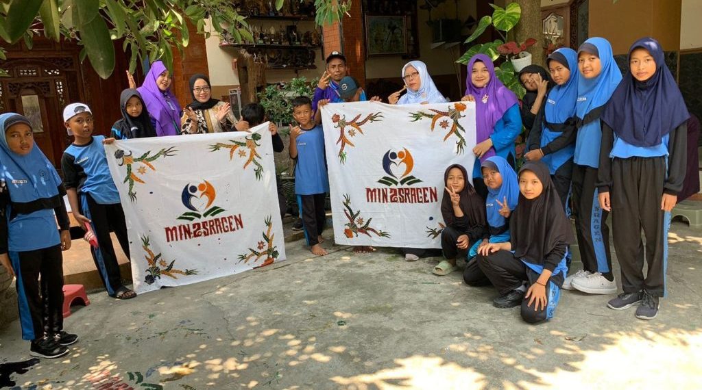 Siswa Kelas 5 MIN 2 Sragen Adakan Field Trip Belajar Membatik di Masaran